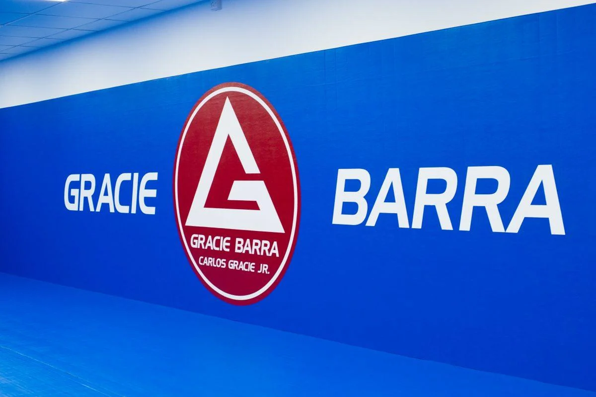 Parede de academia Gracie Barra com identidade visual oficial