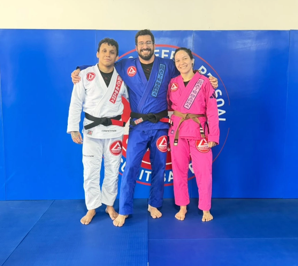 João Paulo Contessoto com kimono de Jiu-Jitsu e medalhas de competição