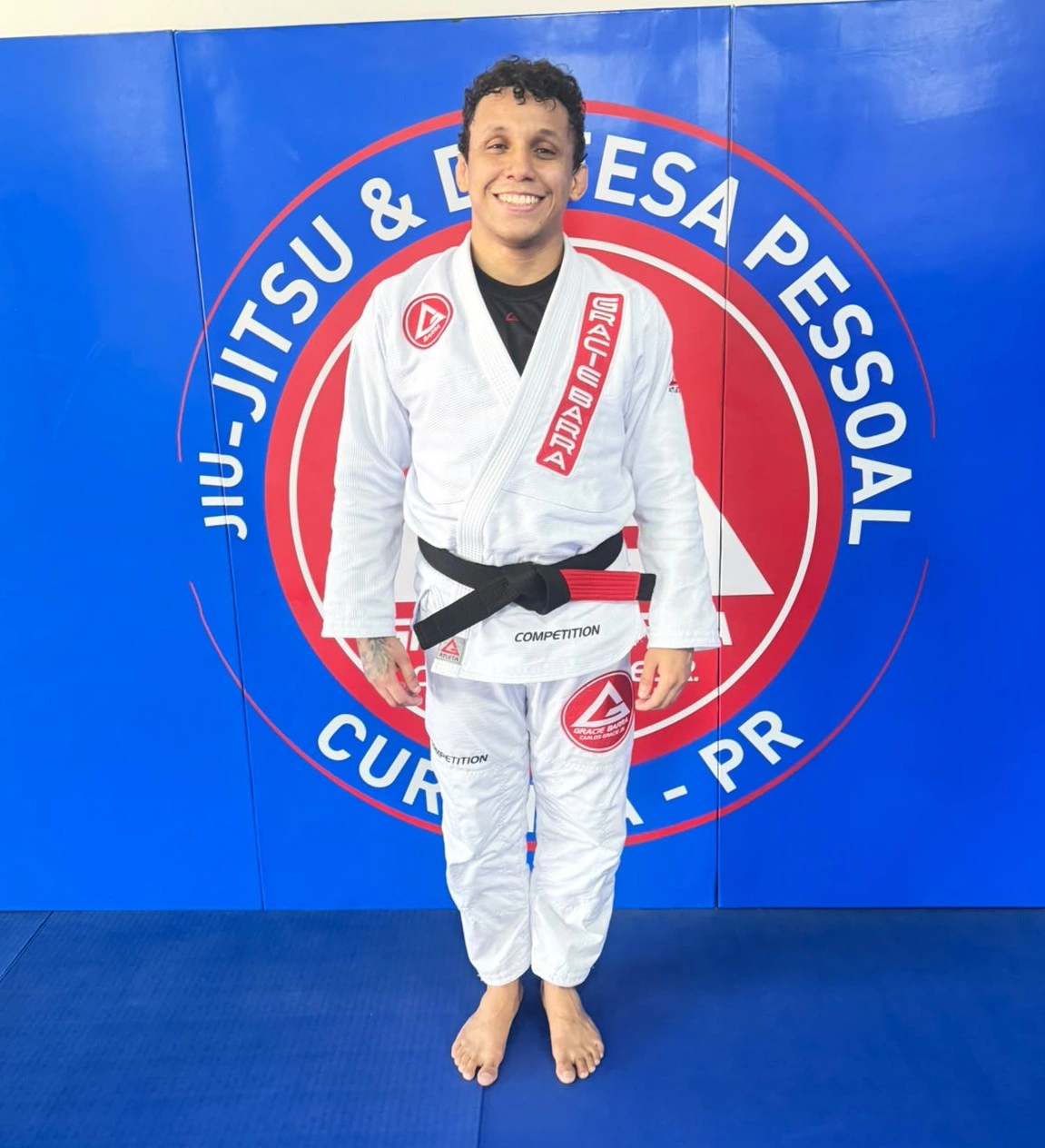 Luiz Felipe Pereira Araújo de kimono em ambiente de treino de Jiu-Jitsu