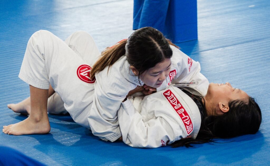 mulheres treinando jiu-jitsu